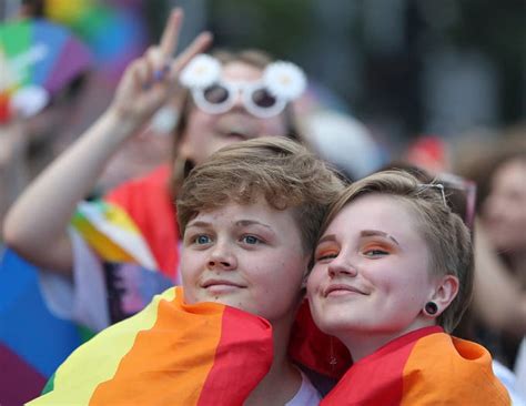 Männer, die Homosexualität in Polen akzeptieren